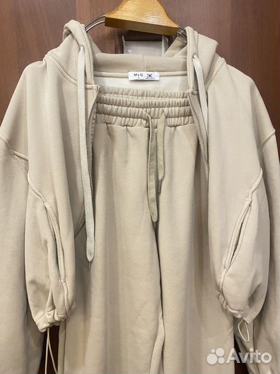 Упепленный спортивный костюм