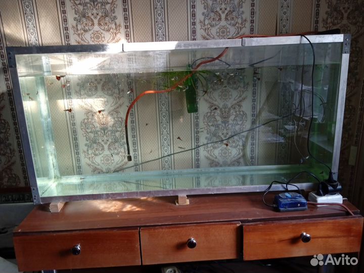 Аквариум с рыбками и столом