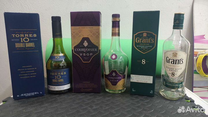 Бутылки и коробки от алкогольных напитков