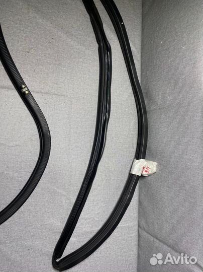 Уплотнитель заднего правого дверного проёма LX 570