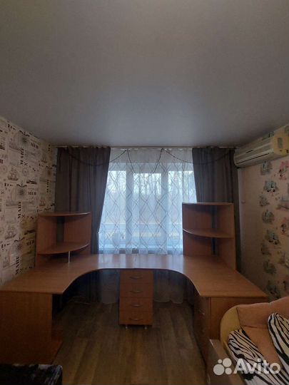 Угловой письменный стол с полками