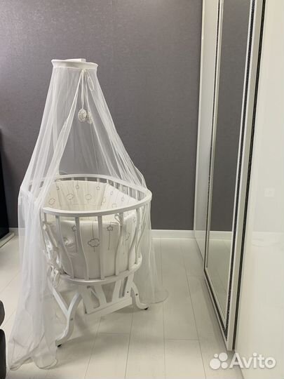 Детская кроватка с маятником