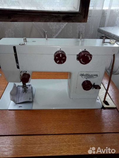 Швейная машина Чайка 143