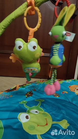 Развивающий коврик tiny love с погремушками