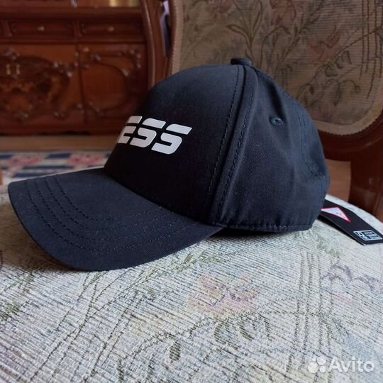 2 бейсболки Guess