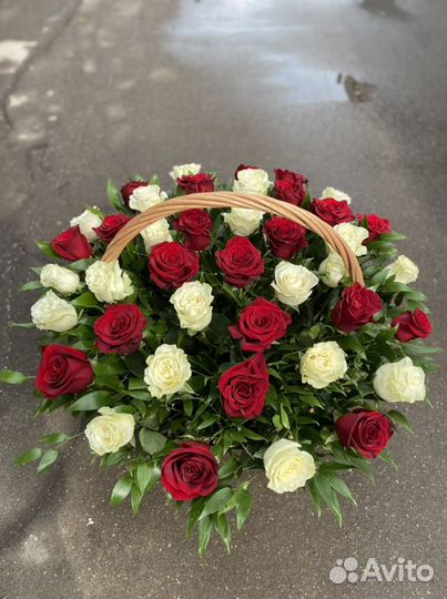 Красивая корзина из 51роза и 101 Роза