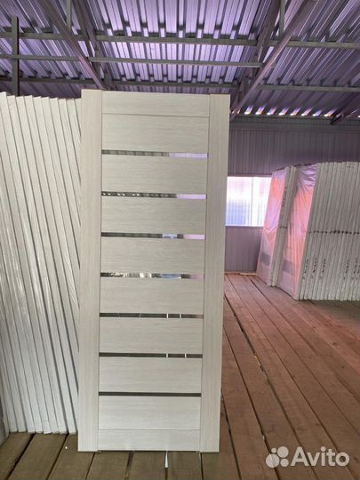 Светлые межкомнатные двери со стеклянными вставкам