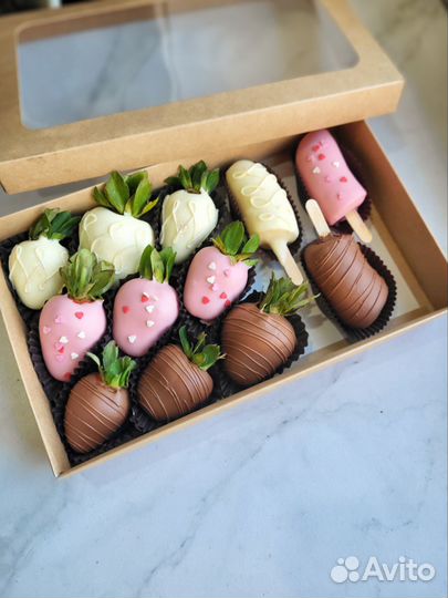 Клубника и бананы в шоколаде