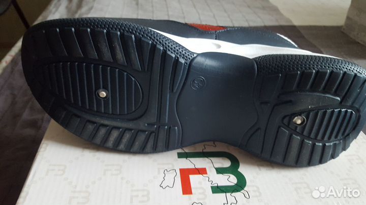 Кроссовки женские