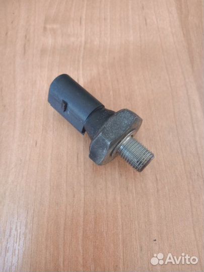 Датчик давления масла двс Volkswagen Passat B5+