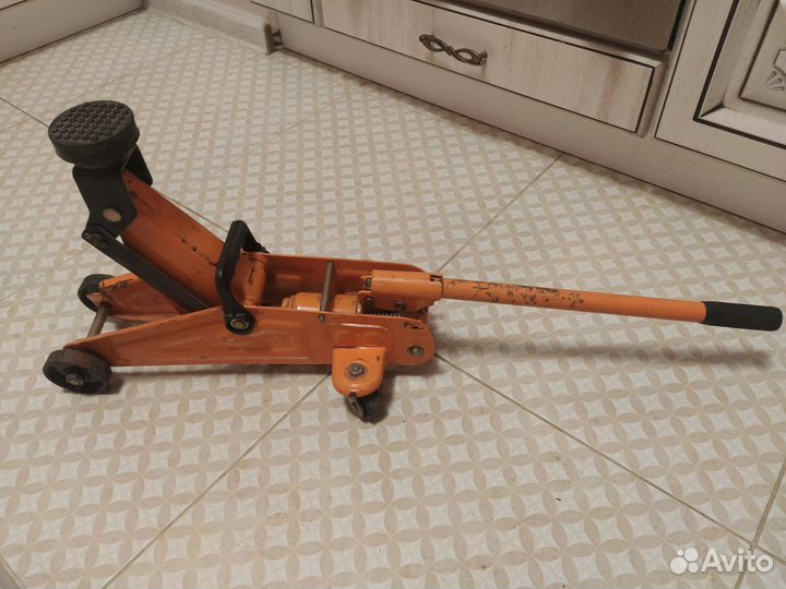 Домкрат подкатной 2 тонны