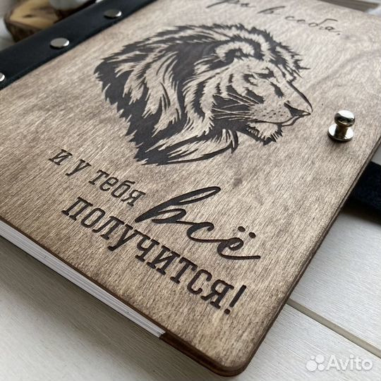 Блокнот из дерева и кожи