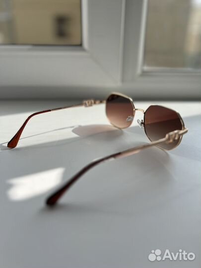 Солнцезащитные очки коричневые с цепочкой