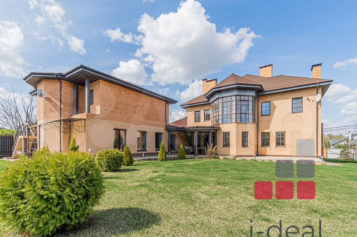 Дом 1100 м² на участке 20 сот.