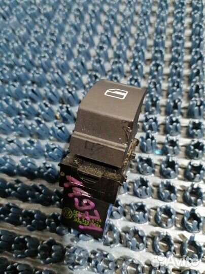 Кнопка стеклоподъемника Volkswagen Passat