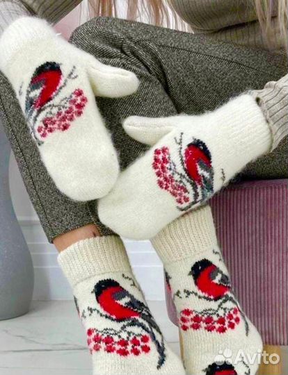 Шерстяные носки и варежки снегири