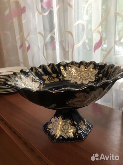 Ваза для фруктов на ножке