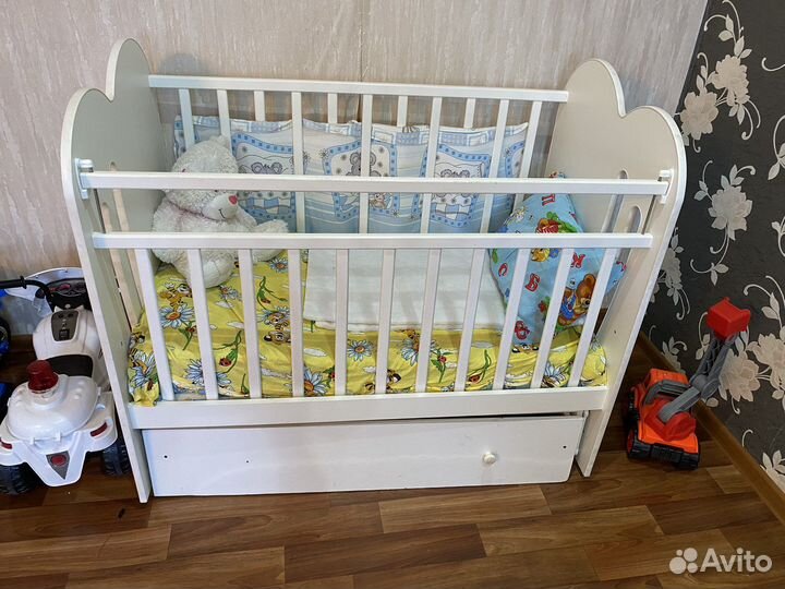 Детская кроватка с маятником и ящиком