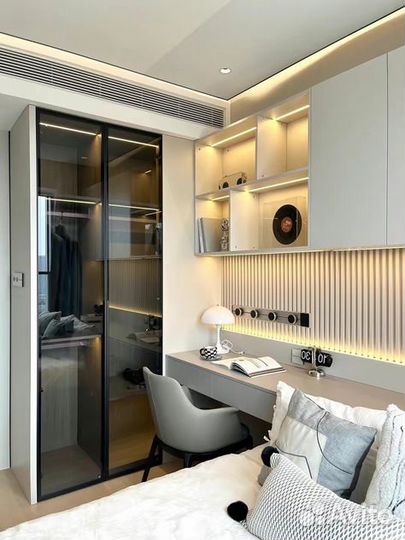 Рабочая зона со шкафом у окна