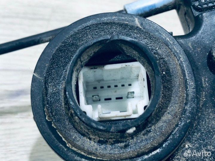 Замок двери задний правый Toyota Corolla E12