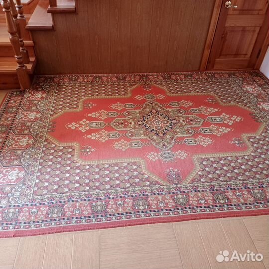 Люстра, ковры, трюмо, качеля
