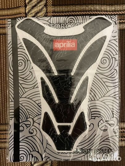 Наклейка на бак aprilia