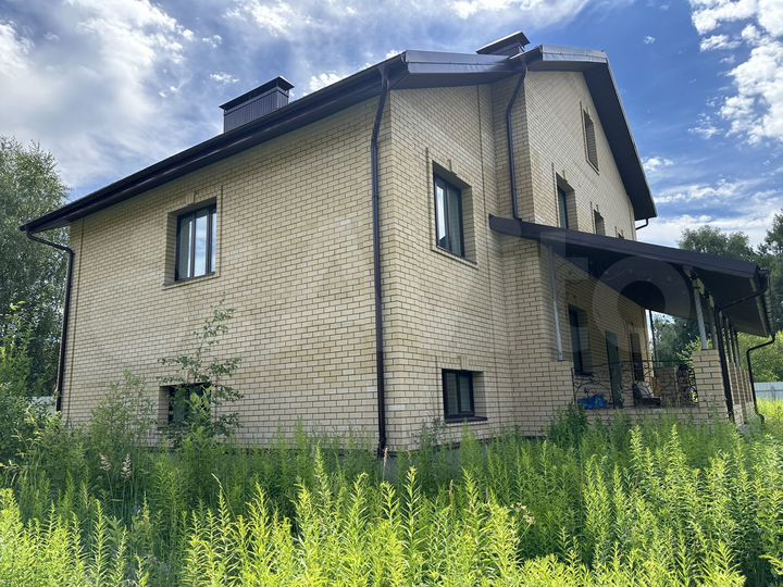 Коттедж 220 м² на участке 16 сот.