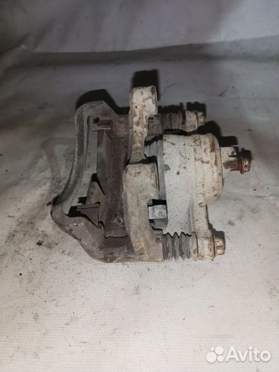 Суппорт тормозной передний левый Nissan Almera