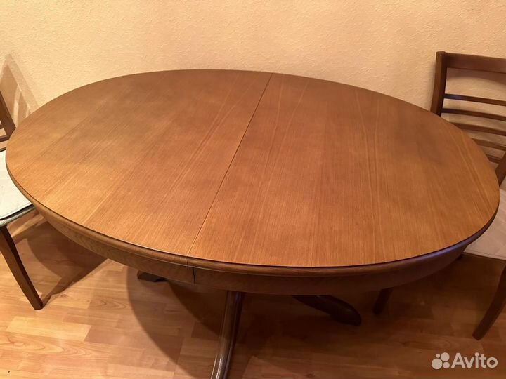 Кухонный стол и стулья