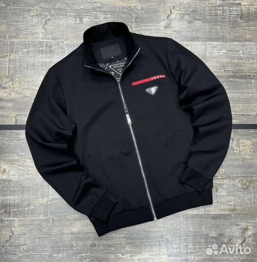 Стильный костюм Prada для спортивных мужчин