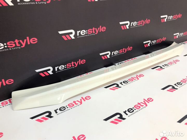 Спойлер Под стекло Lexus LX570 08-15г Белый