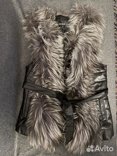 Кожаный жилет с мехом чернобурки