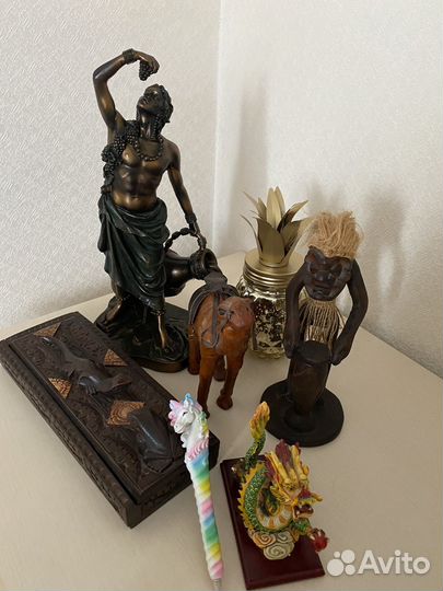 Статуэтки и безделушки для декора