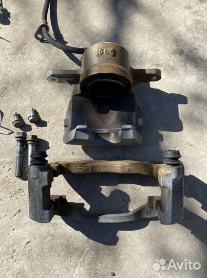 Суппорт передний левый Toyota Camry v50, v55 2.5