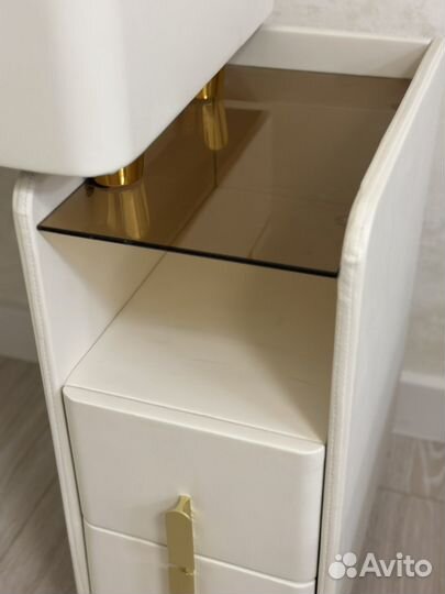 Туалетный столик с зеркалом и подсветкой