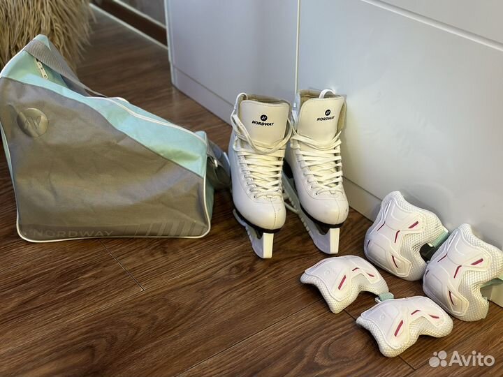 Набор коньки,наколенники,подлокотники и сумка