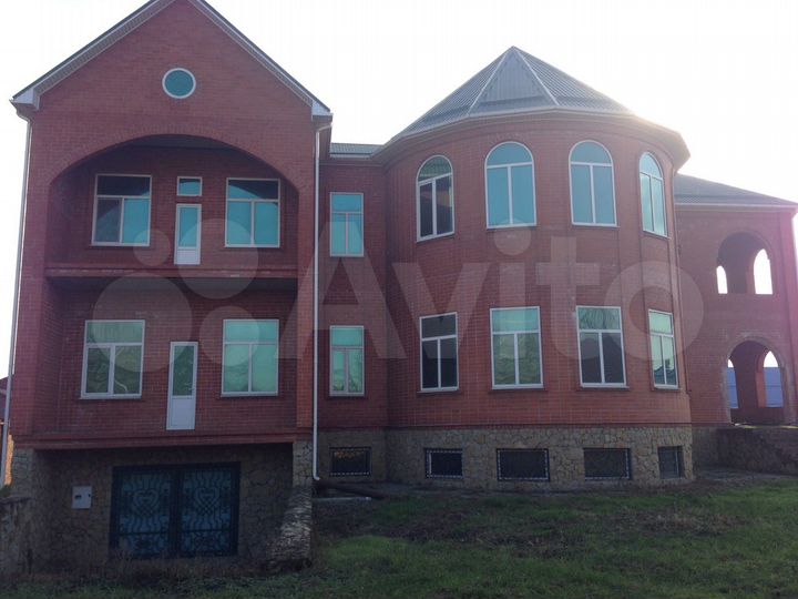 Дом 1000 м² на участке 18 сот.