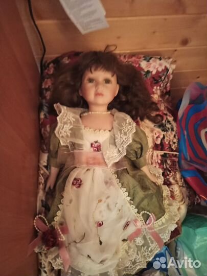 Кукла фарфоровая