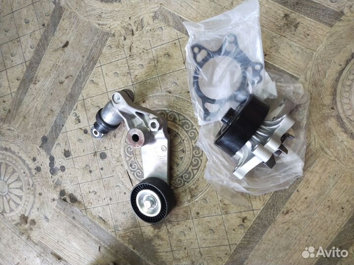 Помпа и натяжной geely
