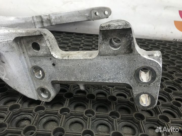 21638271 Кронштейн глушителя