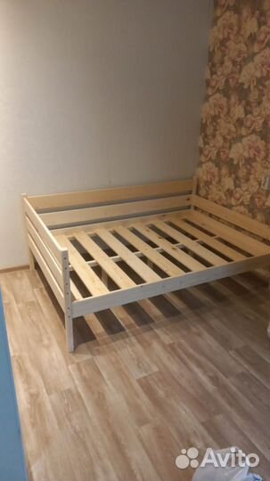 Кровать двухспальная из массива с бортиком