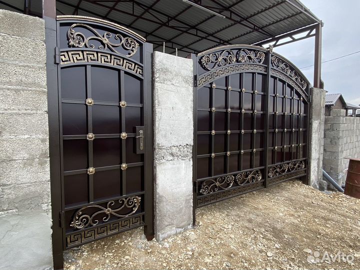 Ворота с элементами ковки