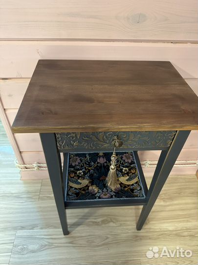 Столик консольный