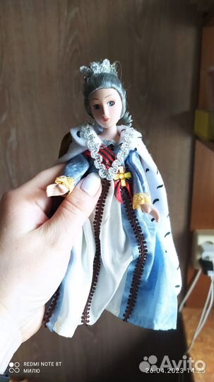 Кукла фарфоровая