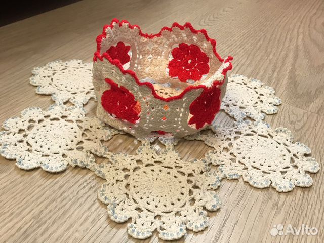 Вышитая салфетка и конфетница