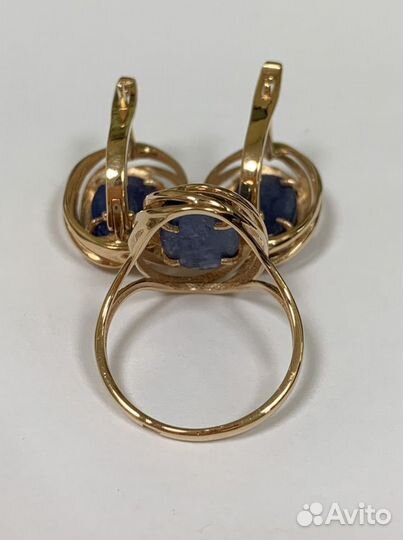 Золотые серьги и кольцо с сапфирами