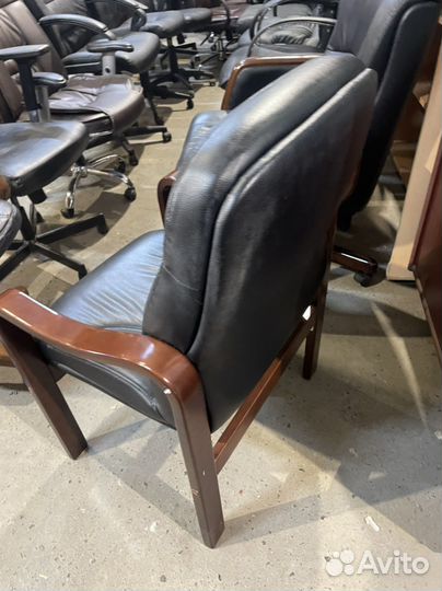 Кожанное кресло для посетителей chairman 658