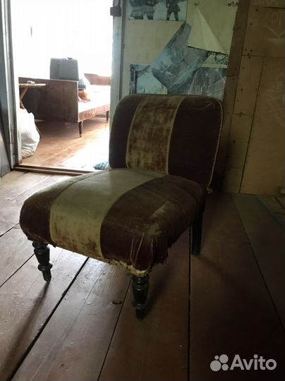 Старинное антикварное кресло