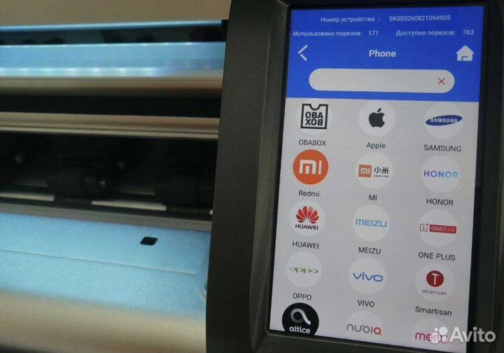 Наклейка гидрогелевой пленки на телефон