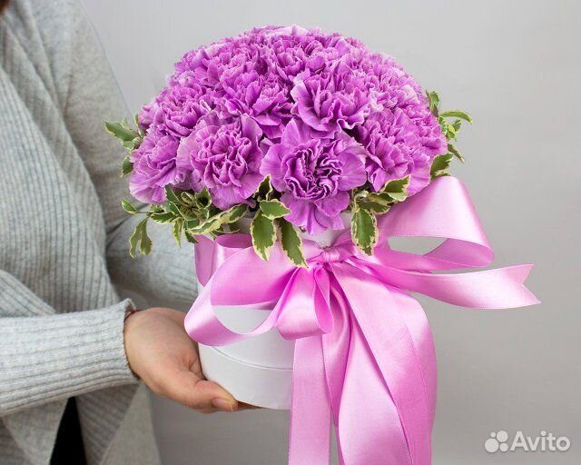 Букет в шляпной коробке из 15 лунных гвоздик